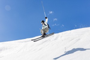 开云平台-JackeyLove在巴塞罗那比赛中精彩发挥，惊险取胜引发热议！